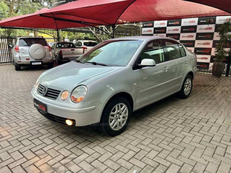 VOLKSWAGEN - POLO SEDAN - 2005/2005 - Prata - R$ 30.900,00
