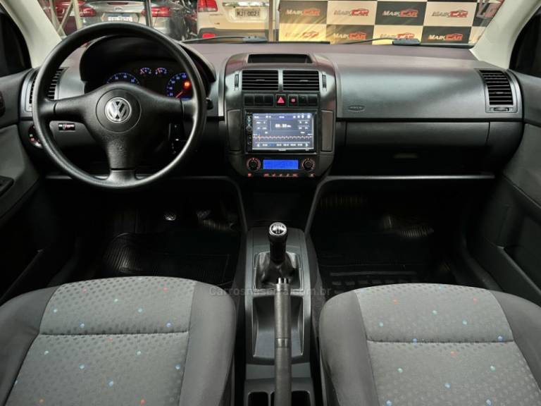 VOLKSWAGEN - POLO SEDAN - 2005/2005 - Prata - R$ 30.900,00