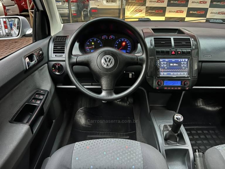 VOLKSWAGEN - POLO SEDAN - 2005/2005 - Prata - R$ 30.900,00
