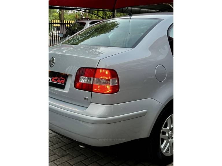 VOLKSWAGEN - POLO SEDAN - 2005/2005 - Prata - R$ 30.900,00
