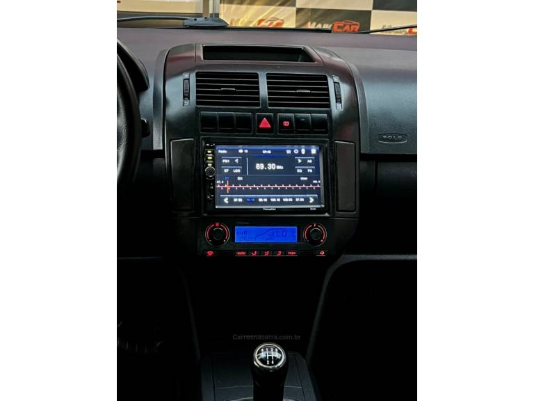 VOLKSWAGEN - POLO SEDAN - 2005/2005 - Prata - R$ 30.900,00
