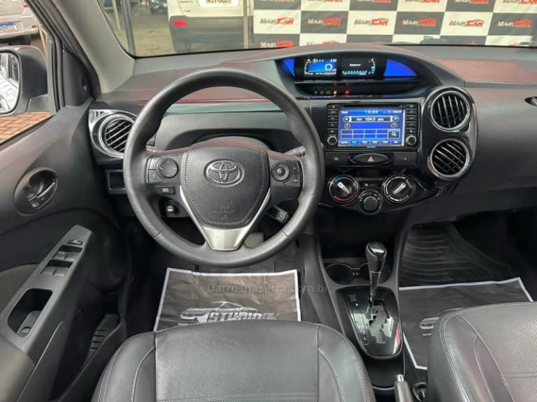 TOYOTA - ETIOS - 2017/2017 - Prata - R$ 64.900,00