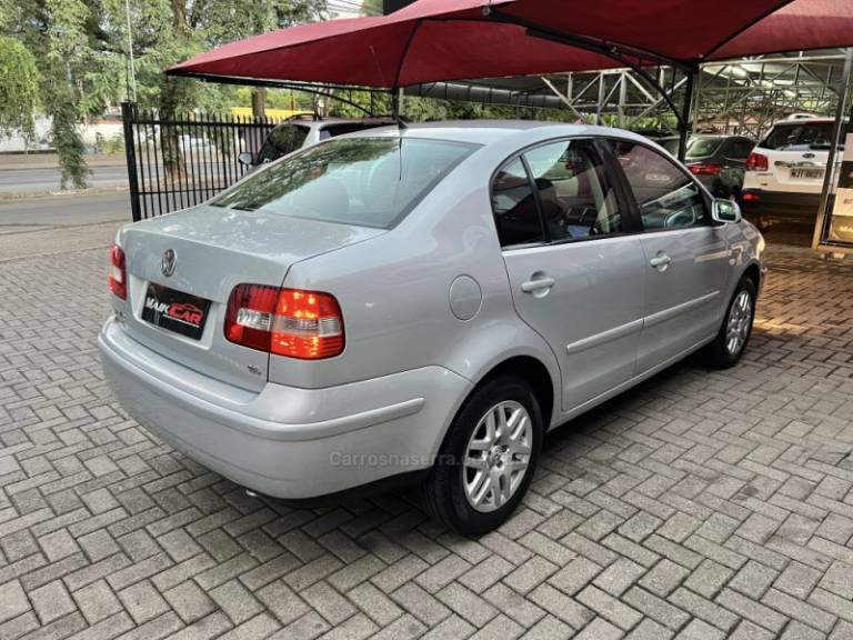VOLKSWAGEN - POLO SEDAN - 2005/2005 - Prata - R$ 30.900,00