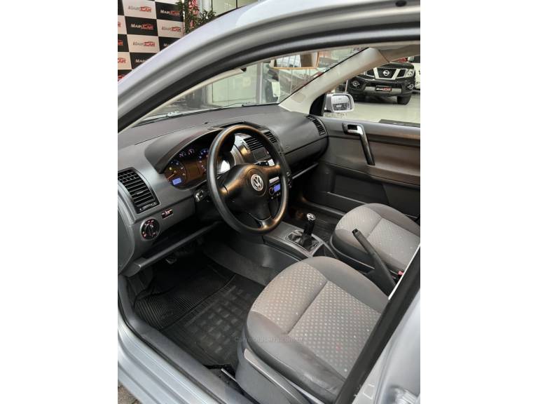 VOLKSWAGEN - POLO SEDAN - 2005/2005 - Prata - R$ 30.900,00